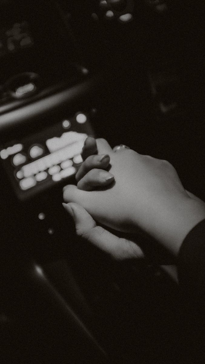 Hand-couple-car