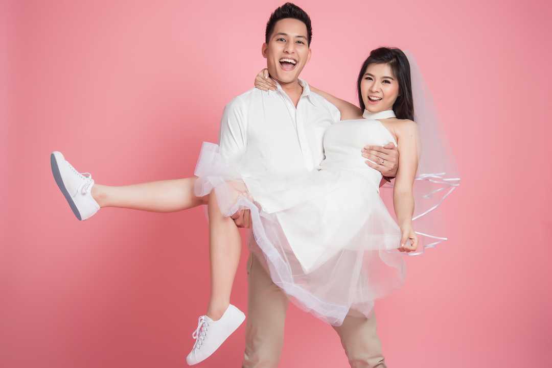 groom-carrying-his-bride-casual-wedding-dress-2